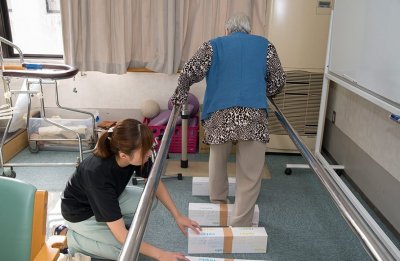 写真:入苑者の要介護度に基づく介護計画(ケアプラン)に従い、リハビリを行っている様子