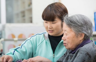 写真:入苑者と職員が交流している様子