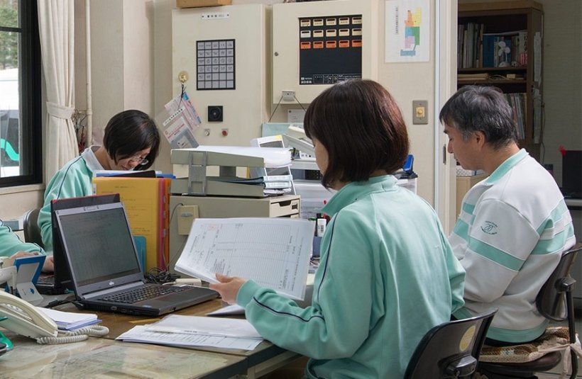 写真;事務所で職員が働く様子