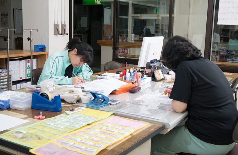 写真:事務所で職員が働く様子