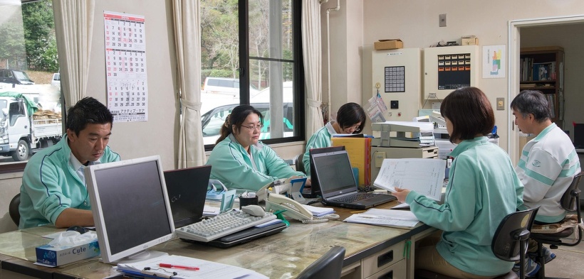 写真:事務所で職員が働く様子