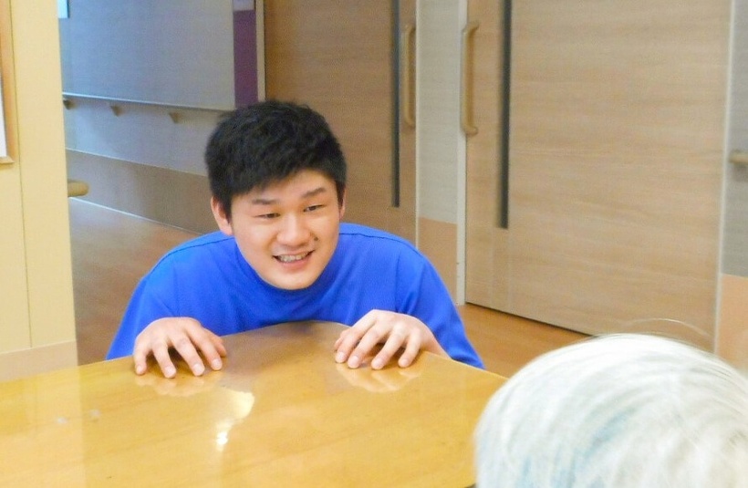 写真:入居者と談笑しているスタッフ