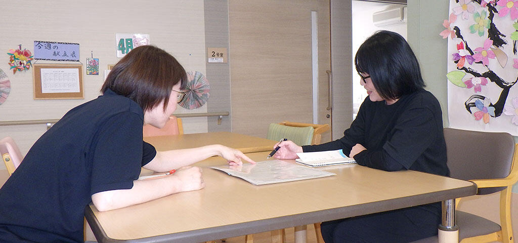 写真：打ち合わせをしている職員