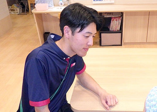 写真：利用者と話をしている職員