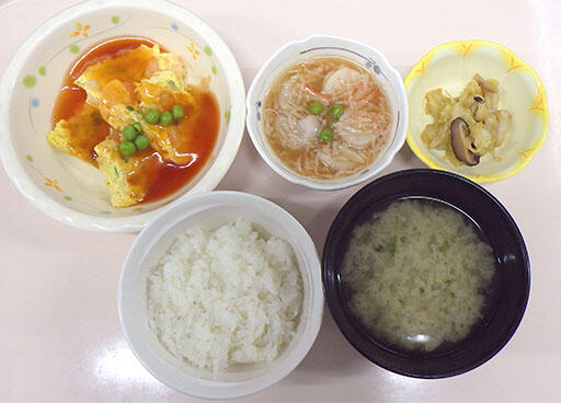 写真：食事：ご飯とおみそ汁に、3種のおかず