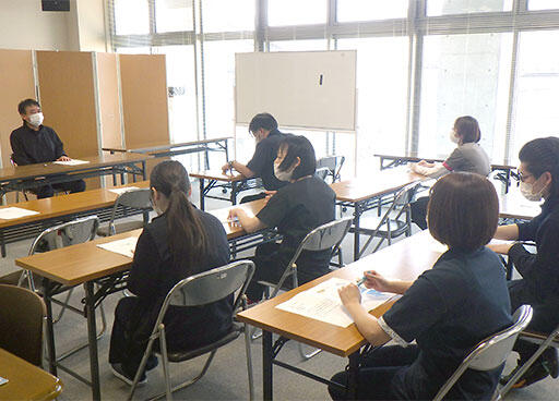 写真：研修を受けている職員たち
